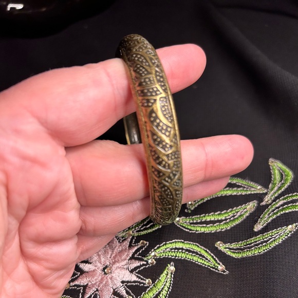 VTG Etched brass bangle bracelet. Unbranded - Picture 7 of 7